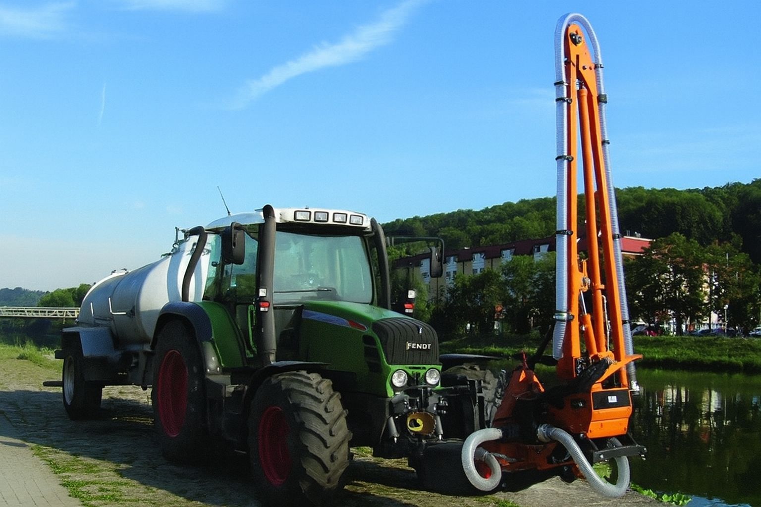 Traktor mit 7.000-Liter-Fass und Gießarm für professionelle Bewässerung von Grünanlagen und Baustellen