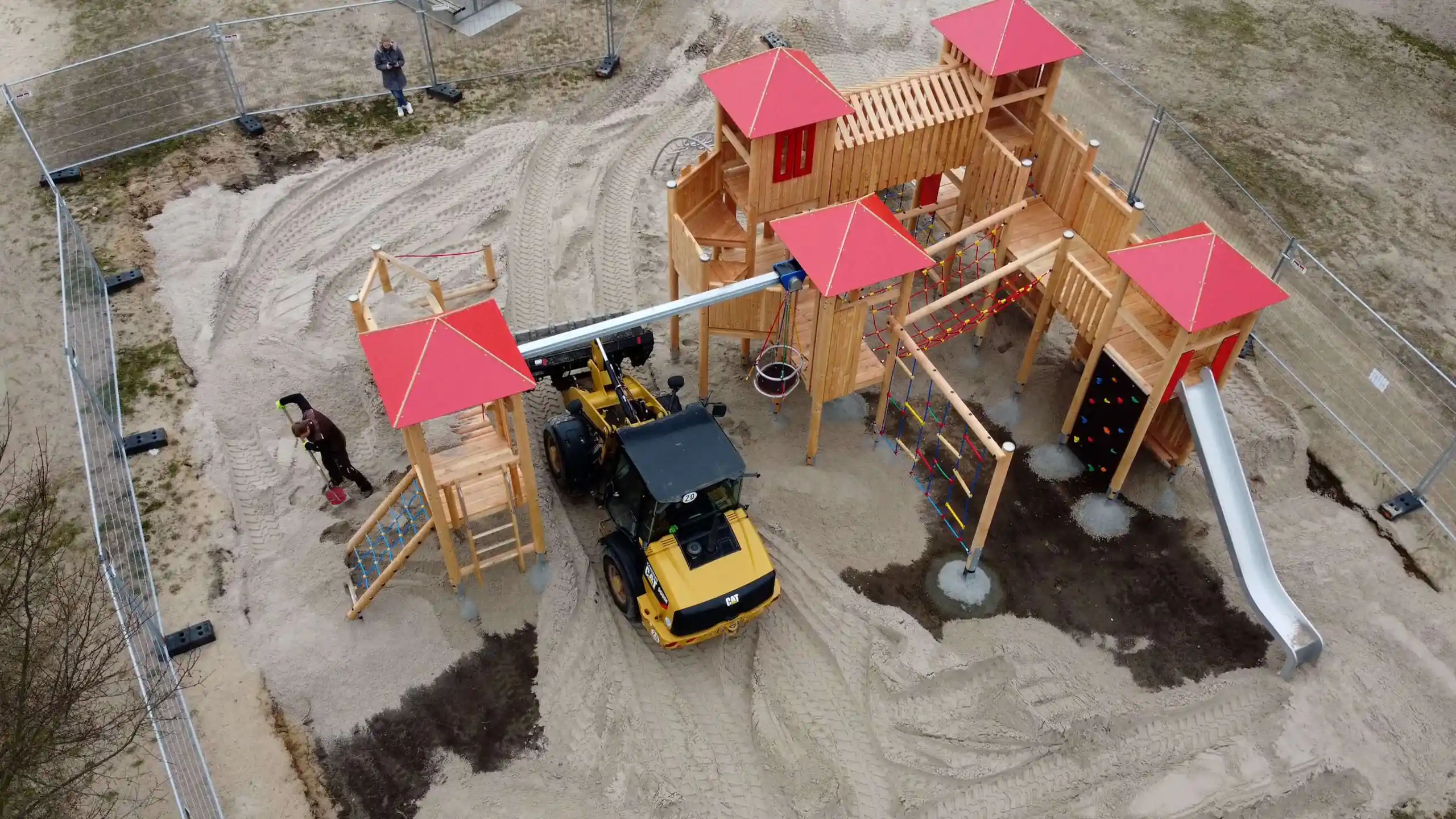 Mitarbeiter der Sehring Garten- und Landschaftsbau GmbH bei professionellen Pflasterarbeiten auf einer Gewerbefläche.