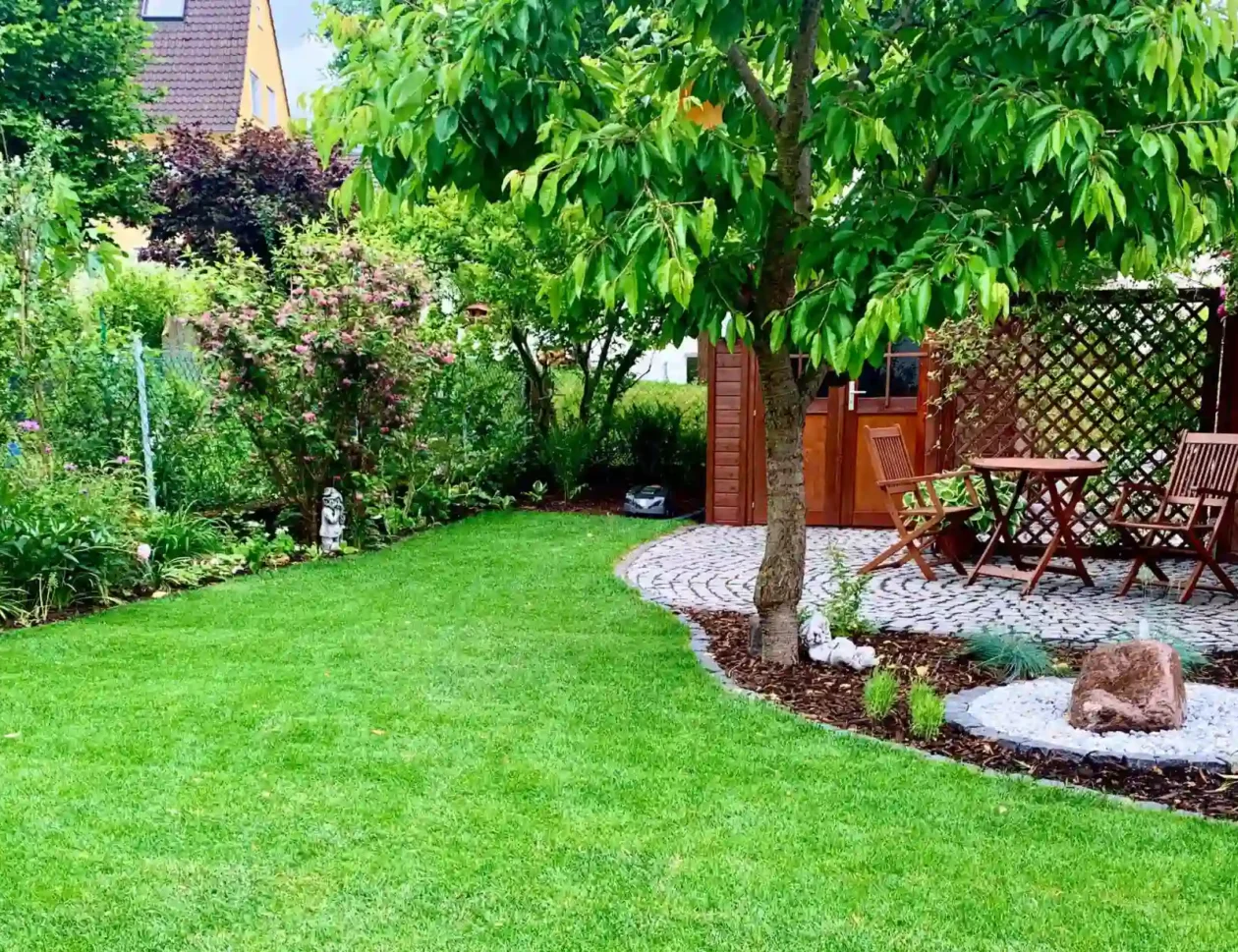 Professionelle Gartenpflege auf einer Gewerbeanlage durch das Team von Sehring Garten- und Landschaftsbau im Rhein-Main-Gebiet.