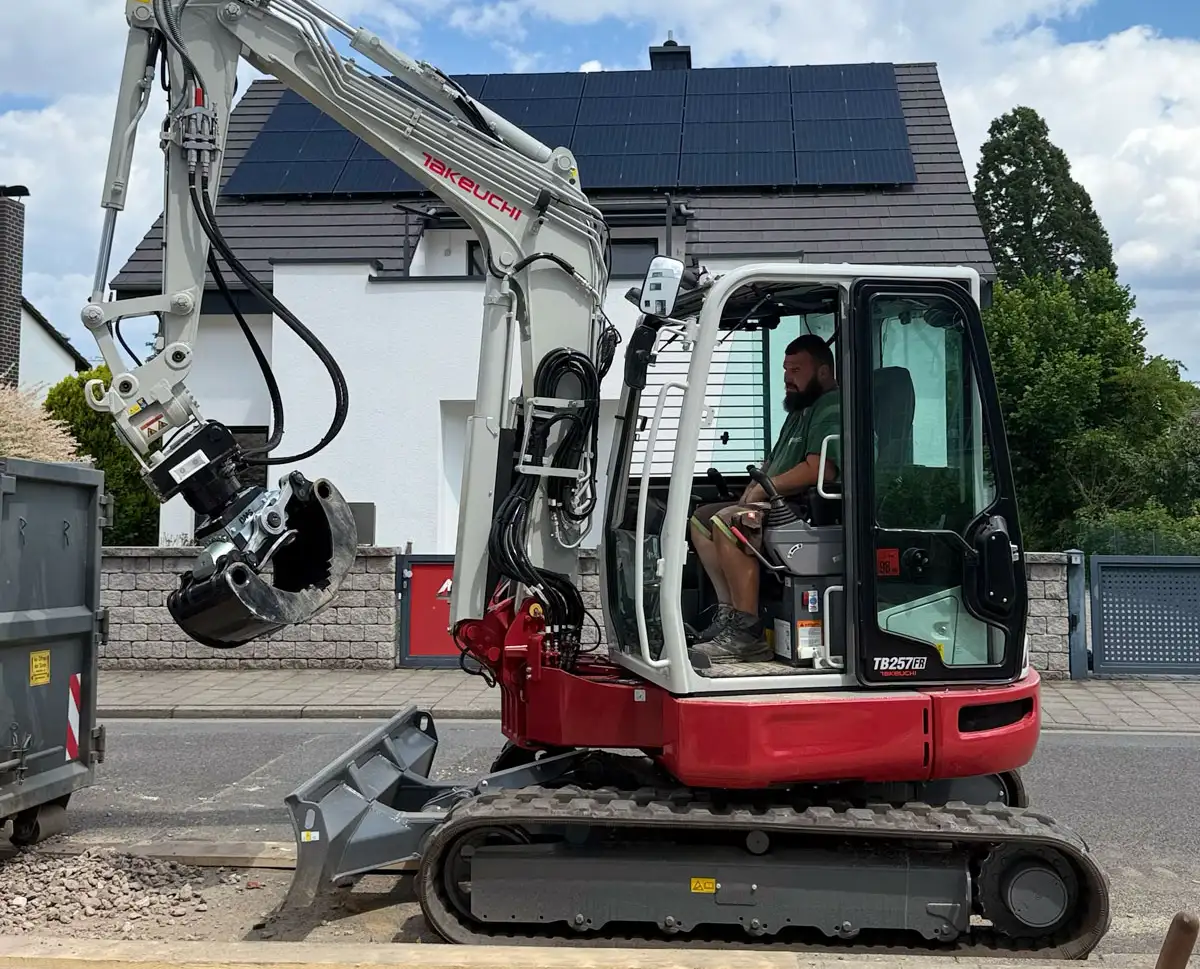 Rene sitzt in neuem Takeuchi Bagger Sehring Garten- und Landschaftsbau Gewerbe Industrie Bauwirtschaft