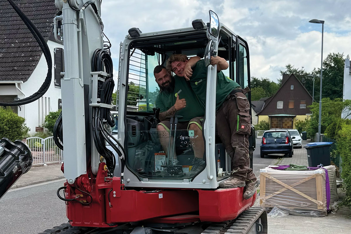 Zwei Mitarbeiter von Sehring bei der Arbeit
