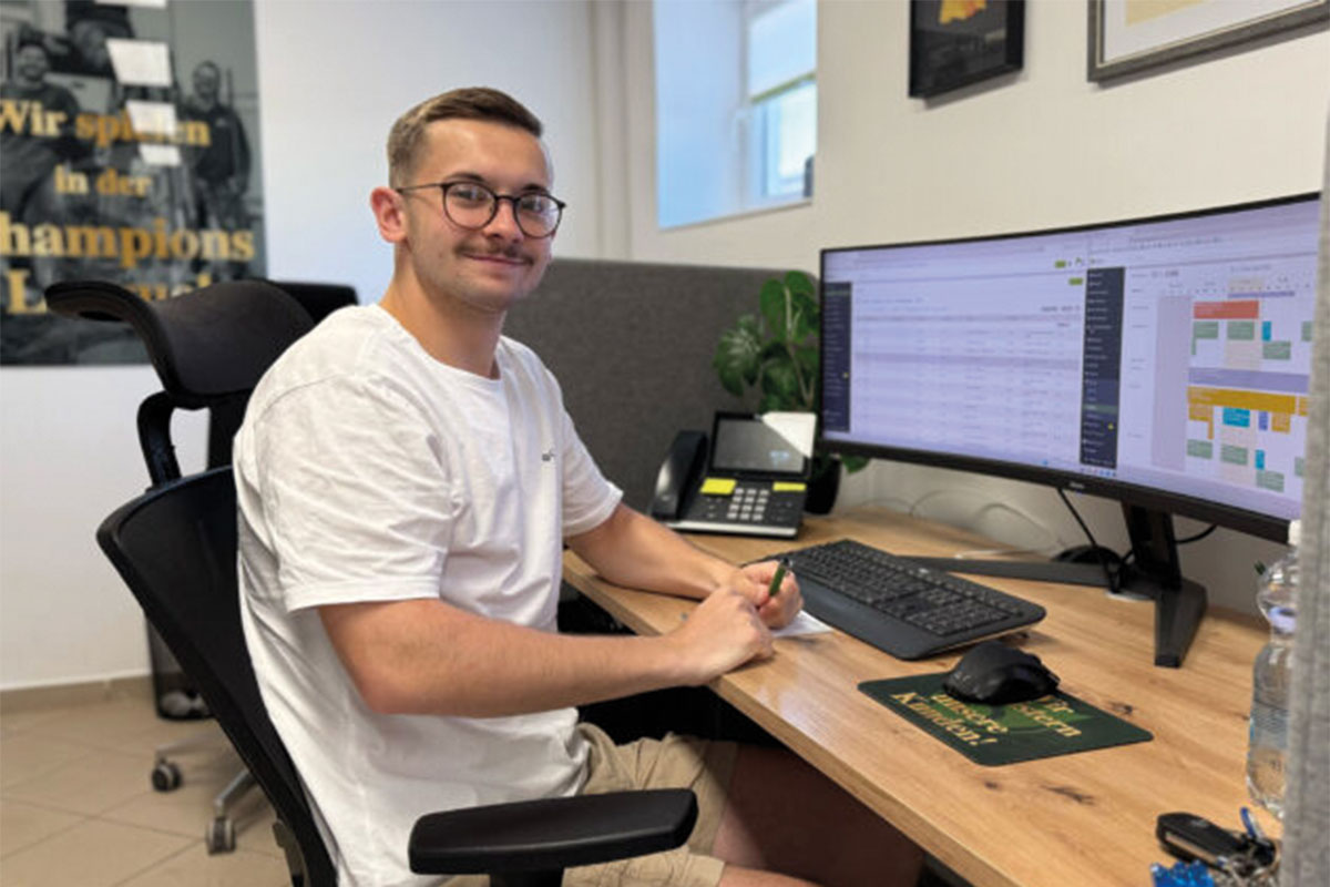 Mitarbeiter von Sehring an seinem Arbeitsplatz im Büro