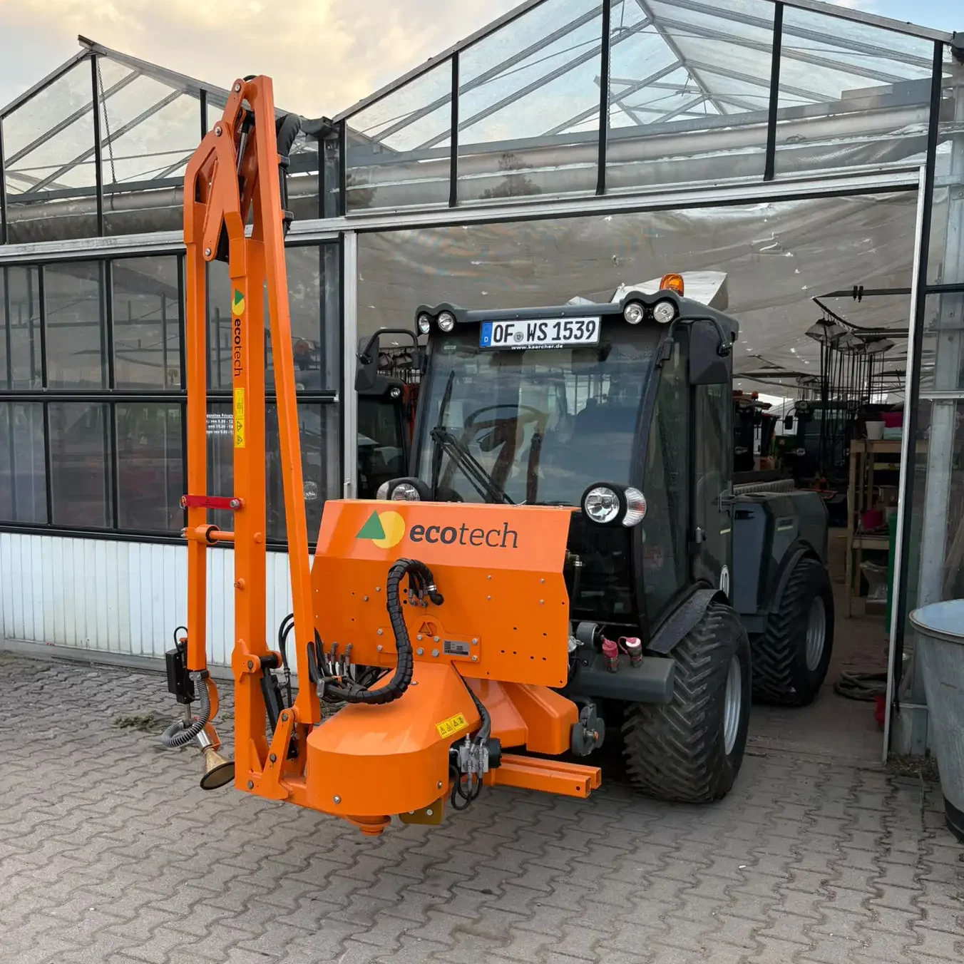 kompakttrakor-mic-84-mobile-bewässerung-darmstadt-frankfurt-wiesbaden-hanau-rhein-main-gebiet-sehring-garten-und-landschaftsbau Kompakttraktor MIC 84 mit Ecotech Gießarm für die mobile Bewässerung im Rhein-Main-Gebiet